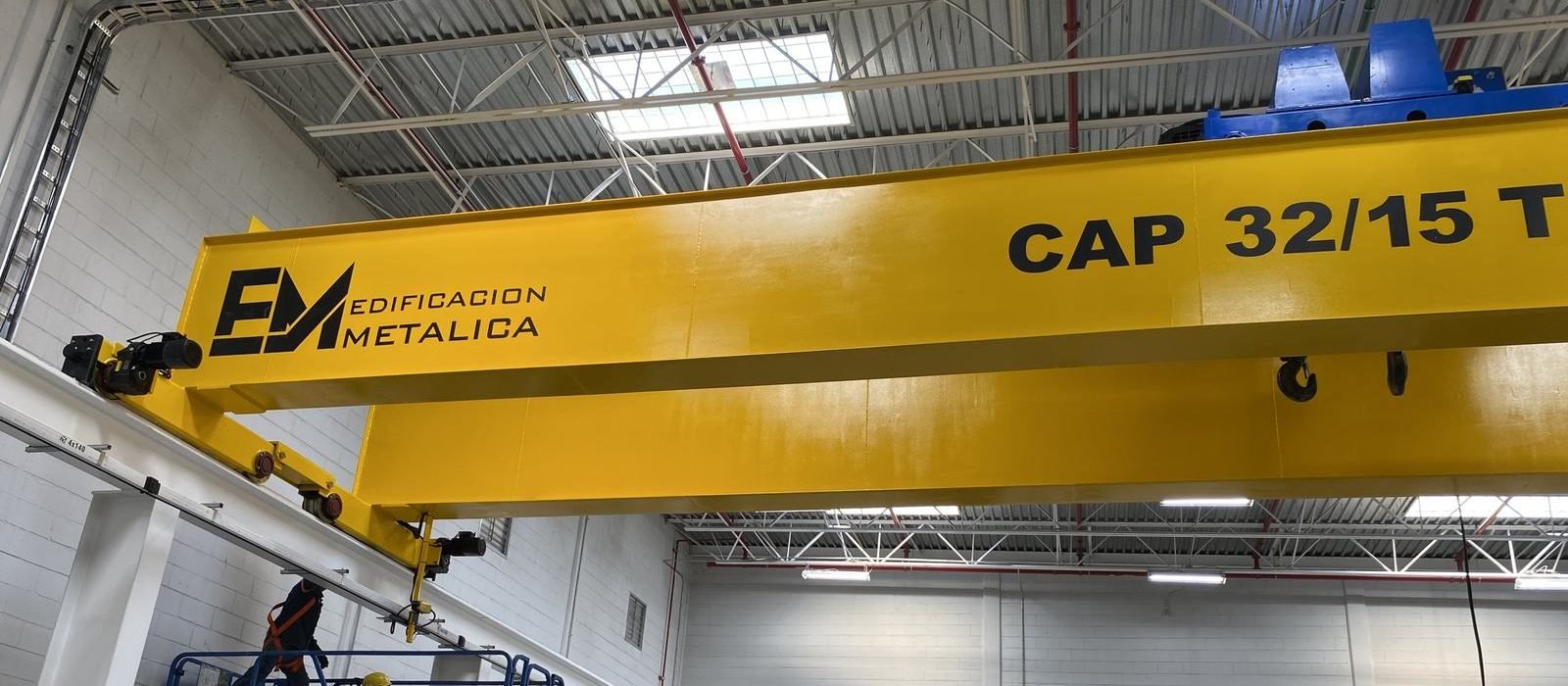 Carro y polipasto montados sobre la viga de una grúa viajera bipuente fabricada e instalada por Grúas Viajeras EM